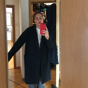 Carin Wester kappa - Svart kappa från Carin Wester. Väldigt fint skick! Det är en rak modell med två fickor på sidorna.