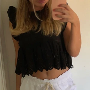 Svart spets topp zara - Kollar intressekoll på denna fina topp från zara som inte går att köpa nånstans💕direkpris är 350kr💞