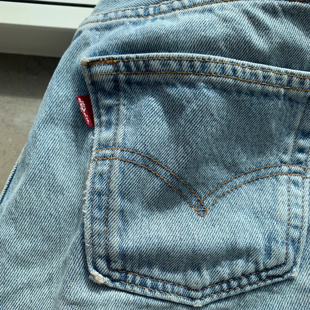 Superfina shorts från Levis som tyvärr blivit för små för mig.. Jeans & Byxor.