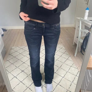 Lågmidjade jeans  - Lägger ut igen pga oseriösa köpare. Lågmidjade jeans oanvända. Jag är 177 