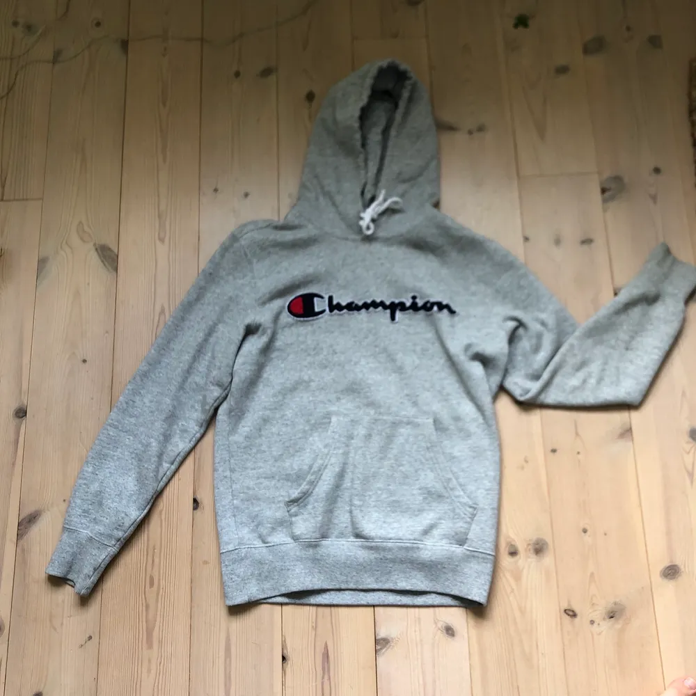 Assnygg grå Champion hoodie💕 Köpt på Stadium för 600kr. Hyfsat använd men i bra skick. Säljer den då den börjar bli för liten på mig. Storlek: S. Köparen står för frakten<3. Hoodies.