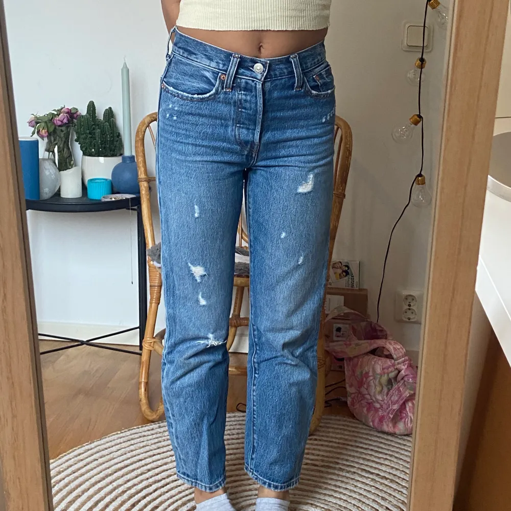 Levis jeans i modellen Wedgie straight🕺🏼🕺🏼 Frakten kommer vara spårbar💕📦. Jeans & Byxor.