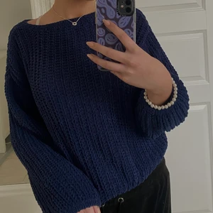Tröja  - Marinblå stickad tröjan i en så fin färg🖤 passformen är så snygg🖤 100% bomull så super mjuk i materialet🖤 flera frågor? Skriv t mig privat🖤 ha en fortsatt bra dag🖤