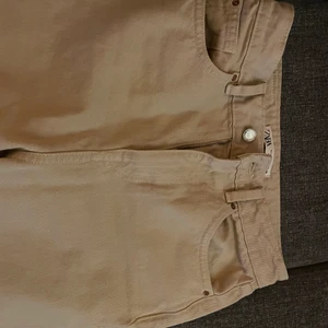 Zara Mom jeans Beige - Ny pris: 359kr. Använd en gång. Säljer för 150 kr. De är för små för mig vid midjan. Super fina. Köparen står för frakt.