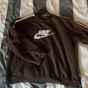 En brun Nike sweatshirt, köpt här på plick. Använder den inte längre och säljer därför den. Fina räverer på armarna. Den sitter som S eller väldigt liten M. 😁🤎