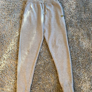 Lyle&Scott - Mjukisbyxor Grå - Här är mina nästan oanvända gråa Lyle&Scott mjukisbyxor, dom har inget tecken på slitage eller skador. Dom har en bra passform och ska passa dom flesta