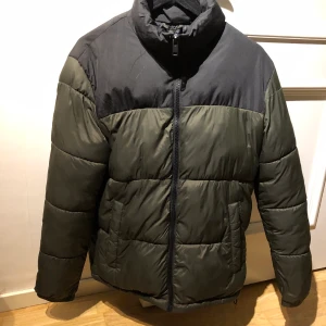 Vinterjacka strl M - Jack and Jones vinter/puffer- jacka storlek M, grön och svart, nästan helt oanvänd. Org pris 799kr