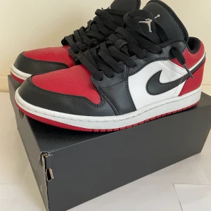 Jordan 1 low bred toe - Extremt bra skick  Storlek 42, Lådan följer med, pris kan diskuteras vid snabb affär