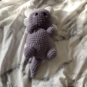 alice the axolotl 💜 - mysigaste lille djuret ! den är 40 cm x 25 cm. färgerna finns på bild nr 2 💓