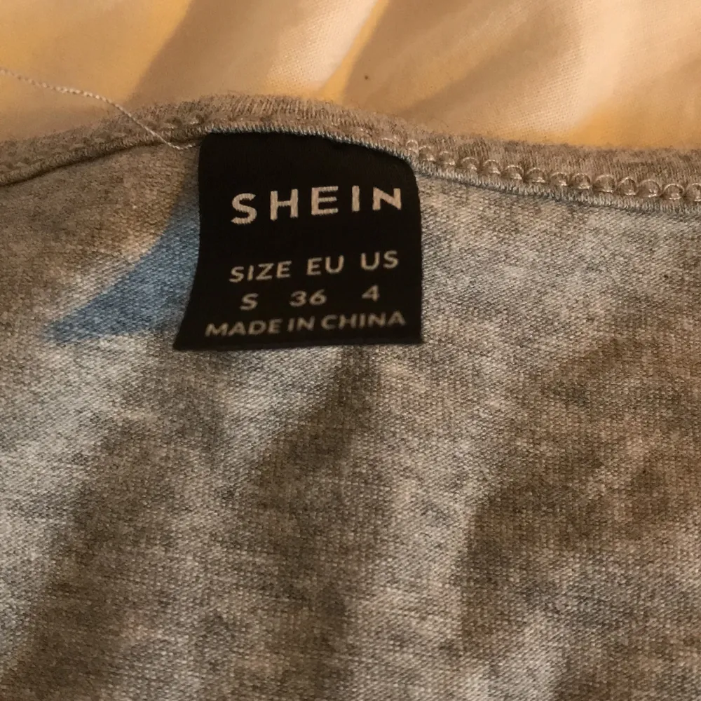 Det här linnet är oanvänd från när jag köpte det på shein, fint skick därav💕 Har snören på mitten som är justerbara🌸. Toppar.