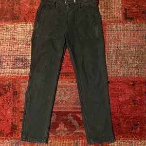 Mörkblåa jeans  - Tvär feta mörkblåa jeans med fickor som man kan se från utsidan, dom är köpta på en schysst second hand affär, men kommer int till andvändning längre, dom är i dunder skick och kommer hålla ett bra tag (skriv för mer info!!)