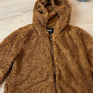 Brun lurvig höstjackan  - Det här är en brun höstjackan som är ganska varm. Jag säljer den för den är för liten för mig. Köparen står för frakt❤️‍🩹