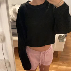 Svart stickad tröja  - Svart stickad tröja som är kortare vid magen, (säljer en likadan som är vit) köparen står för frakten 💕
