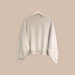 Vit NLY Trend tjocktröja  - Säljer denna vita Nelly tjocktröjan. Perfekt som basplagg för hösten.