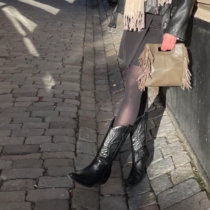 Trendiga Cowboyboots  - Svarta cowboyboots, köpta från Zalando för ca 700kr. Sparsamt använda & i fint skick. 500kr+frakt eller högsta bud! 