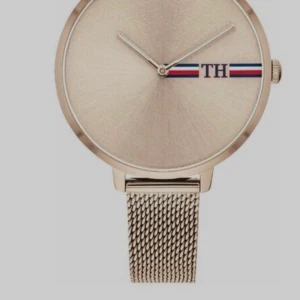 Helt ny Tommy Hilfiger klocka! - Helt ny/ oanvänd klocka från Tommy Hilfiger i rosé guld. Batteri och allting funkar klockrent, oanvänd kvar i originalkatong!  Nypris 2100  (Pris kan diskuteras vid snabb affär🙃
