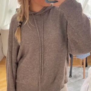 Stickad hoodie - Sååå fin beige stickad beige hoodie. LÅNAD FÖRSTA BILD❤️❤️❤️