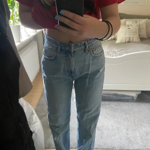 Pull&Bear Jeans  - Långa, vida jeans med hög midja. Storlek 38. Sitter något stort på mig då jag är en storlek 34/36