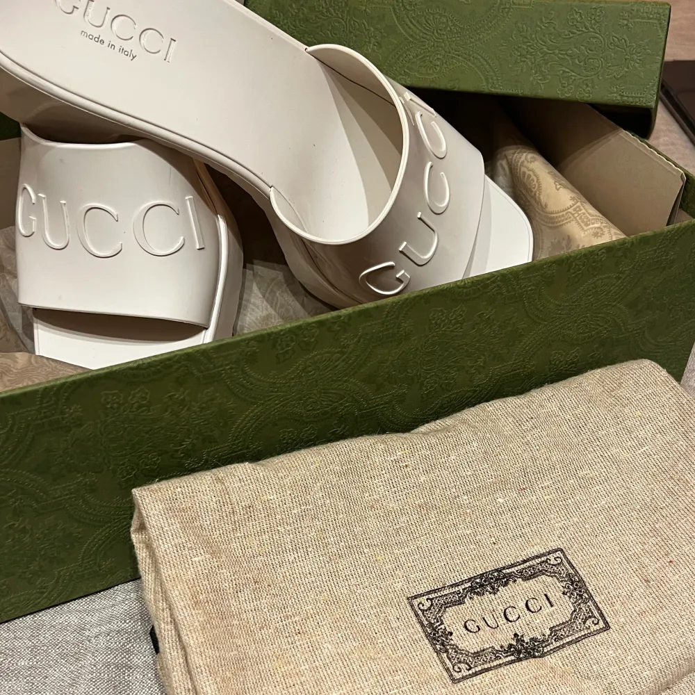 Gucci Rubber Slide Sandal i vit. Storlek 39. Köpta på Guccis hemsida i april i år. Nypris 3839SEK. Sparsamt använda!  Säljer för 2500, kan gå ner i pris vid snabb affär.   Köparen står för frakt, kan mötas i centrala Gbg. Betalning via Swish🔆. Skor.