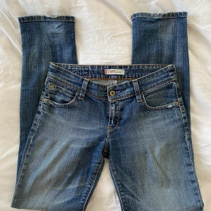 Levis jeans  - Väldigt fina och trendiga jeans från Levis modell 571 slim dit. Säljer eftersom de är för långa på mig, jag är 168cm. Strolek 31x34 och måtten; midja 84cm och innerben 86cm💕 