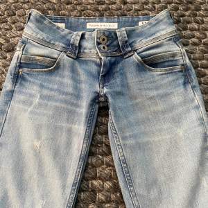 Säljer dessa skit snygga pepe jeans eftersom dem är för långa för mig! Som nya inga defekter ! Storlek 24/32 men väldigt tretchiga. Säljer för 350❤️