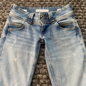 Lågmidjade jeans  - Säljer dessa skit snygga pepe jeans eftersom dem är för långa för mig! Som nya inga defekter ! Storlek 24/32 men väldigt tretchiga. Säljer för 350❤️