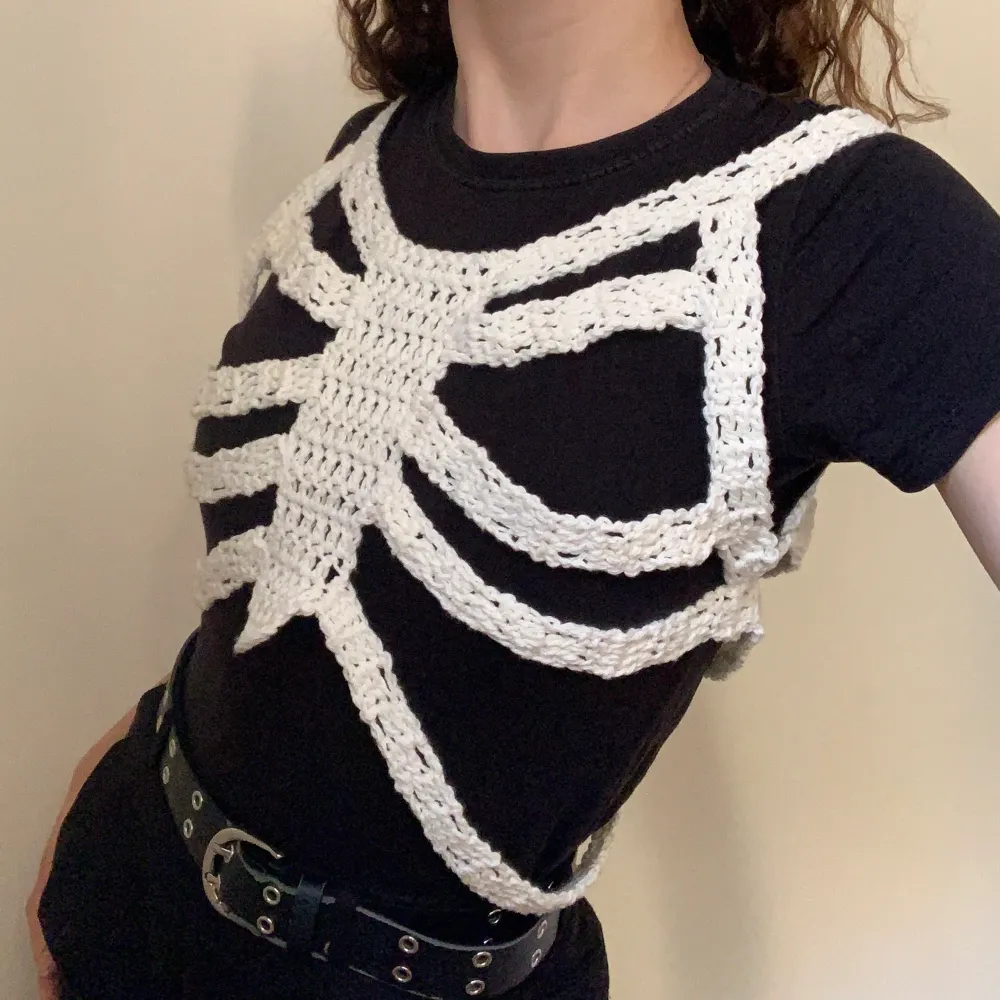 HAPPY HALLOWEEN 👻🎃celebrate with this handmade skeleton ribcage, crocheted with cream colored 100% cotton yarn. perfect for the low-key / low-effort costume that will still get everyone talking. would also be a good edgy staple to your closet in general:). Övrigt.