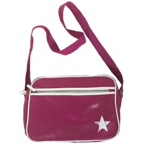 Shoulderbag - Rosa shoulderbag (inte äkta converse) är rätt stor, typ som en skolväska. Kan skicka måtten om nån undrar:) det är hel men sliten om kanterna och bandet är justerbart. Kan mötas upp i Göteborg annars står köparen för frakten🫶