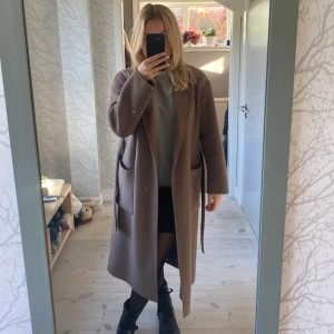 Kappa  - Säljer denna fina kappa ifrån Zara, i en grå/brun färg. Säljer då jag inte användt den