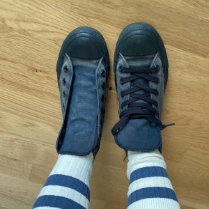 all star 4,5 US - its a donation, because I do not have the other laces and also the sole haha. I want someone to do good use though 