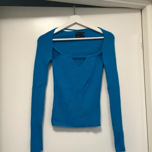 Topp - Superfin topp i en fin blå färg!  100 + 66kr frakt.