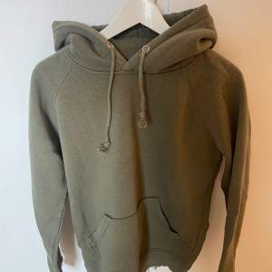 En grön hoodie från Bikbok i storlek S. Använd sparsamt så fortfarande fin! 