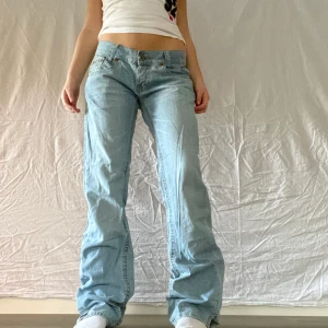 Lågmidjade bootcut jeans - Lågmidjade bootcut jeans som är ljusblå! Så snygga! Väldigt långa på mig som är 163, skulle passa någon är är 170+ Innebenslängd 83 Midjemått 80