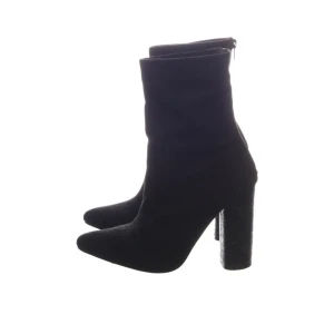 Trendig boots, högklackade - Snygga stövletter i svart. Ursprungsorts 500kr.