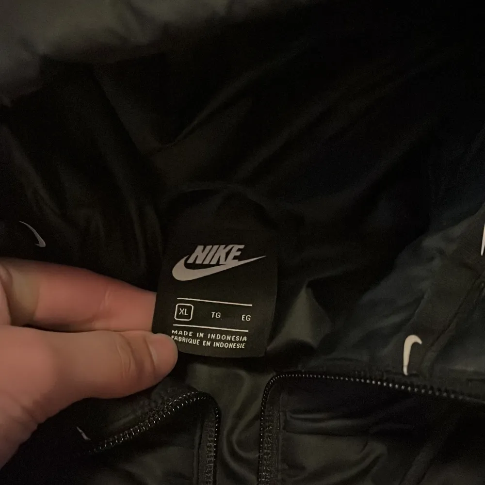 Jag säljer nu min Nike dunjacka som är använd ett fåtal gånger förra vintern!😊som ny i skicket. Jackan upplevs som en L. Ordinarie pris: 1449:-  Köparen står själv för frakten. . Jackor.