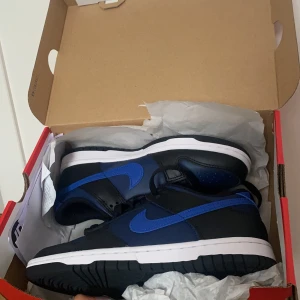 Dunk - Dessa dunks low i storlek 38 som är en aning för stora för mig. ALDRIG ANVÄNDA därav priset! 