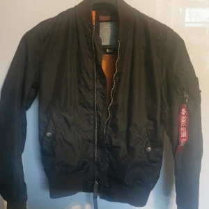 Alpha industries jacka  - Beg jacka. Svart. I strl L Köparen betalar frakten 