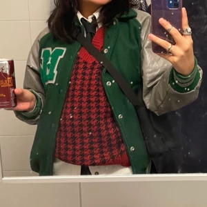 Baseballkjacka - Fantastiskt vintage baseball-jacka. Grön och grå. Strl M-2 (gissning på S?). Gjord i waco, texas😭 Mestadels ull, rayon och polyester. 1000kr. Frakt ej inkl 