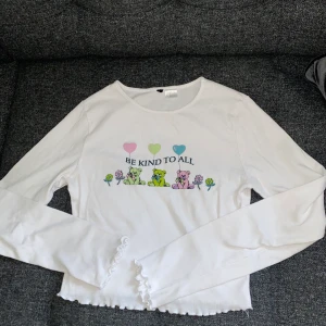 Cute top - Sötaste toppen från H&M med ett fint meddelande 🥺🧸💗 Älskar den men den passar inte mig längre💔 Köpt från H&M i storlek Xs