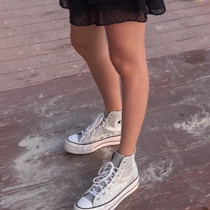 Converse - Intressekoll på mina glittriga platå Converse. Strl 39. De är i väldigt bra skick, ej uttrampade osv. 500 kr, jag står för frakt!