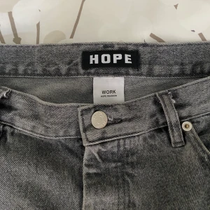 Hope Rush Denim (Grå) - Storlek: 32 Färg: Mid Grey Stone Skick: 9/10 Knappt använda och är därför näst intill i nyskick. Inget tydligt slitage. Inköpta 2021 och tillhör alltså en äldre, slutsåld kollektion. 