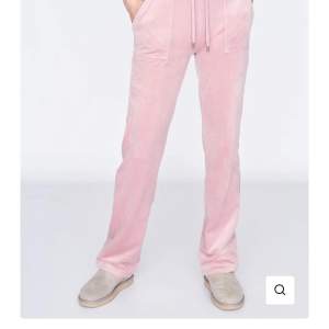 Jag säljer mina ljus rosa juicy byxor för att jag tröttnat på färgen. De är oxå i topp skick🥰🥰