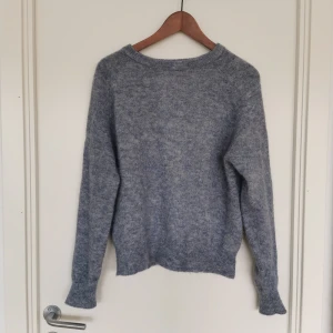 Stickad tröja  - Blågrå stickad tröja från carin wester. Storlek small. 