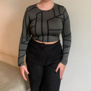 Långärmad tröja  - Fin mönstrad långärmad tröja från ginatricot! Tröjan liknar en magtröja och känns lite som ett träningsmaterial.  Priset kan diskuteras!🥰