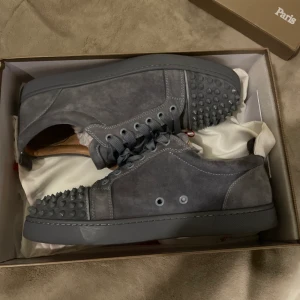 Christian Louboutin Junior Spikes - Storlek EU 42 (sitter som 43) Dustbags, extrasnören och låda. Cond 8/10 (sulan går att fräscha upp ännu mer. Pris kan diskuteras vid snabbköp!