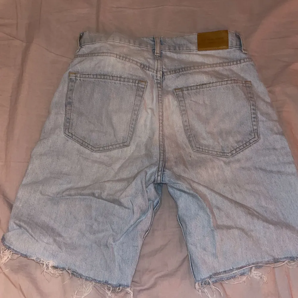 Ett par highwaist ljusblå jeansshorts från gina tricot. De är väldigt fina och ser skrynkliga ut på bilden då den legat i min garderob hur länge som helst. . Shorts.