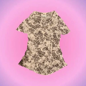 Blus - Söt blus med brunt mönster🌟🌟 Hittar ingen lapp med strlk men den passar mig bra som oftast har S 👍🏼Köpte den secondhand men har aldrig använt och den är i bra skick! Hör av er vid intresse!💞
