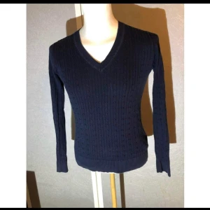 Tommy Hilfiger topp - Sparsamt använd tröja från Tommy Hilfiger. Marinblå. Storlek M.