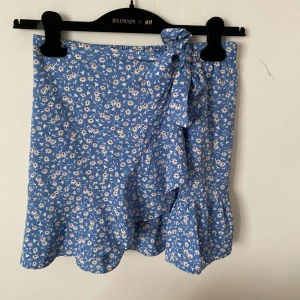 Blommig blå kjol - Jättefin kjol