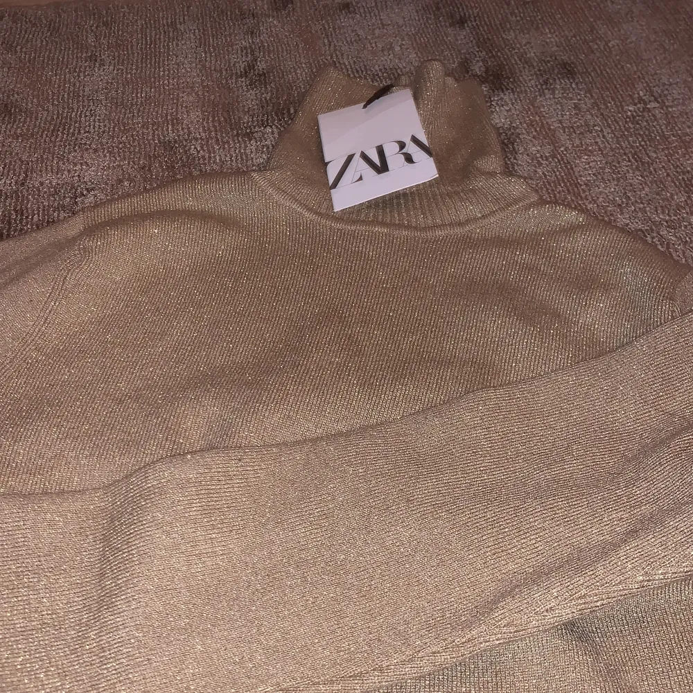 Denna tröjan är helt ny, fortfarande med prislappen på. Den är från Zara kids jag köpte den i Litauen för 17 euro alltså 170kr. Den är även glittrig. Den har oxå hög krage . Neuletakit & Villapaidat.